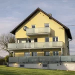 Hausansicht groß mit Rasen