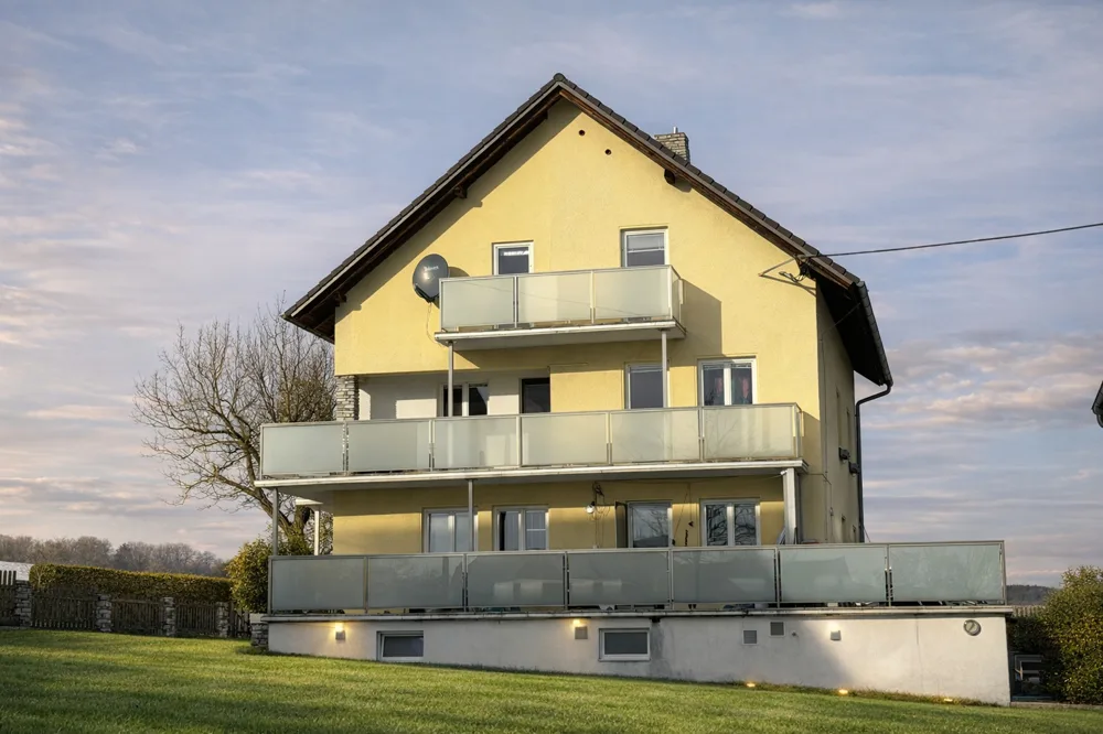 Hausansicht groß mit Rasen